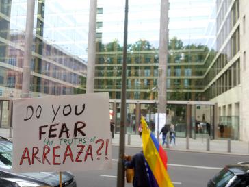 Protest vor dem Auswärtigen Amt in Berlin gegen die Nicht-Einladung Venezuelas: "Fürchtet ihr die Wahrheiten Arreazas (Außenminister von Venezuela)?!"