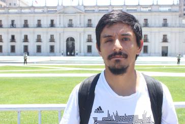 Eliacer Flores hat sein rechtes Auge verloren, er demonstriert vor dem Regierungspalast La Moneda