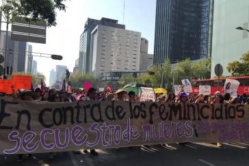 "Gegen Feminizide und Frauenentführungen". Demonstration in Mexiko-Stadt (2.2.2019)