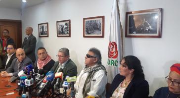 Nach seiner Freilassung gab Jesús Santrich in Begleitung von Farc-Mitgliedern eine Pressekonferenz