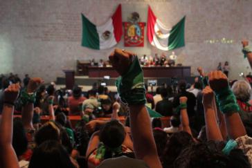 Ein Sieg für die Frauenrechte: Feministinnen nach der Abstimmung im Parlament von Oaxaca