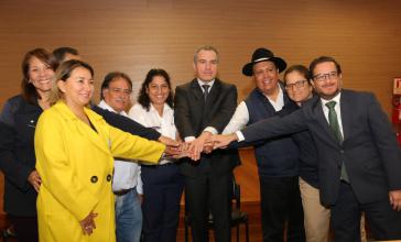 Vertreter aus der Landwirtschaft haben mit Agrarministerin Muñoz (mitte, im weißen Hemd) eine erst Übereinkunft erzielt