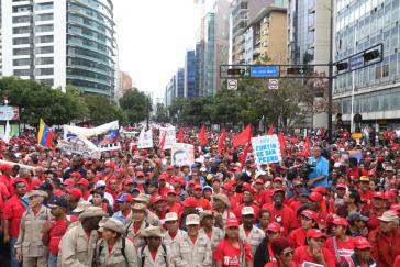 Chavistische Demonstranten auf dem Weg zum Präsidentenpalast Miraflores am 23. Januar, um gegen den laufen Putschversuch zu protestieren und ihre Unterstützung für Präsident Maduro kundzutun