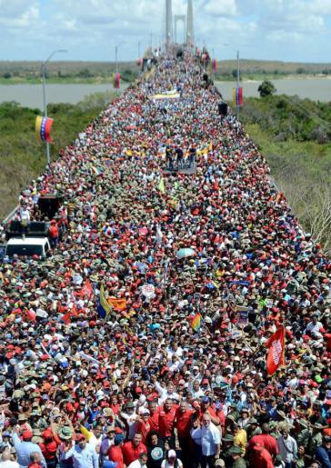 Tausende Regierungsanhänger versammelten sich am vergangenen Mittwoch auf der Brücke Angostura in Ciudad Bolívar an der Grenze nach Brasilien, um gegen Interventionismus und Krieg zu demonstrieren