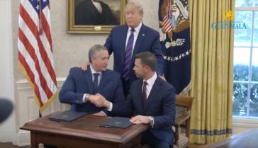 Unter den Augen von Präsident Trump unterzeichnete Guatemalas Innenminister Enrique Degenhart (links) die umstrittene Vereinbarung, Screenshot
