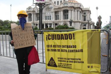 "Wegen der Pandemie benötige ich Hilfe für den Kauf von Lebensmitteln. Danke!“ Der Mann steht im Zentrum von Mexiko-Stadt