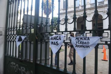 "Nie wieder": Protestaktion vor dem Gerichtsgebäude. Diktaturopfer und Familienangehörige fordern "Erinnerung, Wahrheit, Gerechtigkeit"