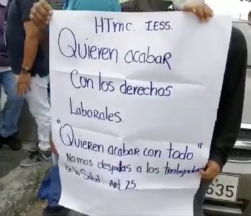 "Sie wollen unsere Arbeitsrechte nehmen" steht auf einem Plakat bei Protesten gegen Entlassungen in Guayaquil