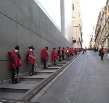 "Ponchos rojos" standen zum Schutz rund um das Kongressgebäude
