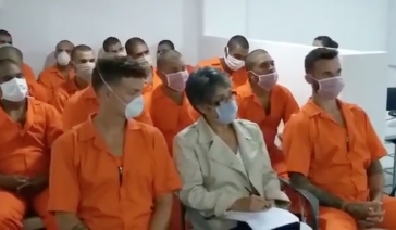 Die Männer in den orangen Overalls sind in Venezuela eines Umsturzversuchs angeklagt