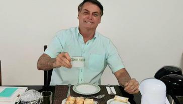 Soll abgesetzt werden: Präsident Jair Bolsonaro. Hier eine Aufnahme vom 8. Juli, nachdem er sich wegen einer Corona-Infektion in Quarantäne begab