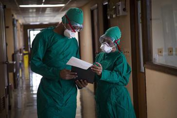 Pflegepersonal im IPK in Havanna, Kuba:  Für die Behandlung von Patienten mit einer Infektionskrankheit angemessen geschützt
