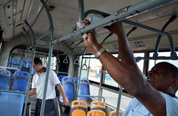 Desinfektion von Bussen in Havanna, Kuba