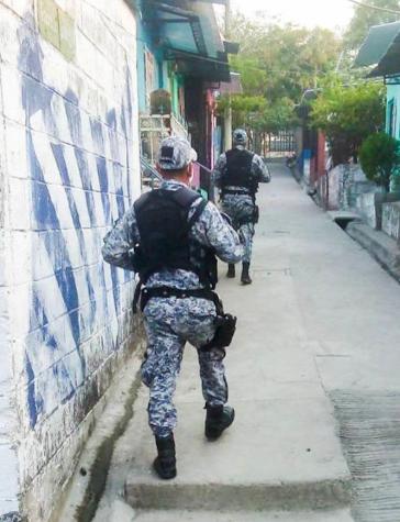 Soldaten und Polizisten kontrollieren die Einhaltung der Ausgangssperre in den östlichen Gemeinden des Großraums San Salvador