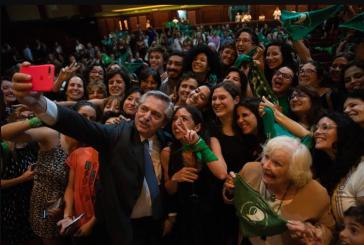 Alberto Fernández, hier mit Aktivistinnen der Pro-Kampagne, startet einen neuen Anlauf, Abtreibungen zu legalisieren Alberto Fernández, hier mit Aktivistinnen der Pro-Kampagne, startet einen neuen Anlauf, Abtreibungen zu legalisieren