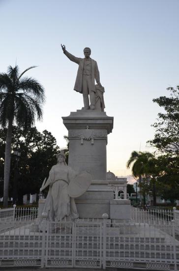 Statuen und Büsten von José Martí – hier in Cienfuegos – finden sich in Kuba an vielen Bildungseinrichtungen und öffentlichen Institutionen