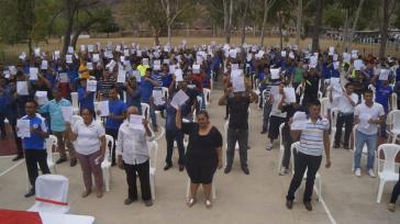 Bisher Inhaftierte zeigen in Nicaragua die Dokumente ihrer Freilassung