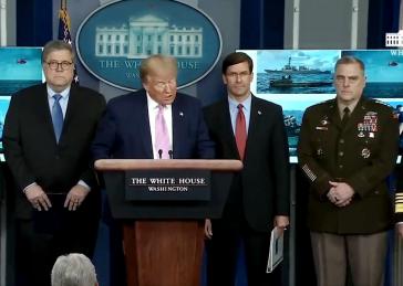 Präsident Trump bei der Pressekonferenz. Ganz rechts im Bild General Mark Milley, der Vorsitzende der Joint Chiefs of Staff,  ranghöchster Militär der USA
