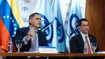 Generalstaatsanwalt Saab (links) und Außenminister Arreaza bei ihrer gemeinsamen Pressekonferenz