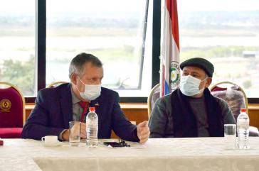 Landwirtschaftsminister Moises Bertoni (links) reagierte mit Drei-Punke-Plan auf die Forderungen der Protestierenden