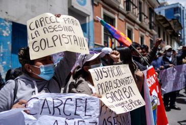 Demonstrierende in La Paz fordern "Gefängnis für die Mörder-Putschistin" und Gerechtigkeit
