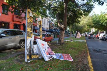 Zerstörte Wahlplakate von rechten Kandidat:innen in Santiago. Die Wut auf die Politiker:innen der Regierung ist weiterhin groß