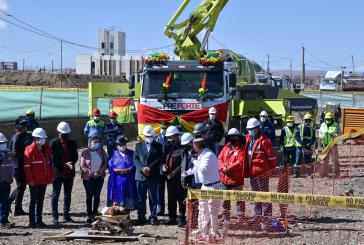 Präsident Luis Arce nahm an der offiziellen Zeremonie im Rahmen der Grundsteinlegung des geplanten Atomreaktors in Bolivien teil