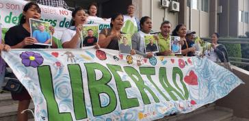 Angehörige demonstrieren für die Freilassung der acht inhaftierten Umweltaktivisten aus Guapinol, Honduras
