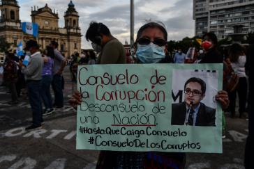 Der Vorname der Generalstaatsanwältin, Consuelo, bedeutet Labsal, Trost. Daraus entwickeln Protestierende verschiedene Schmähungen, u.a. den Hashtag "Trost der Korrupten"