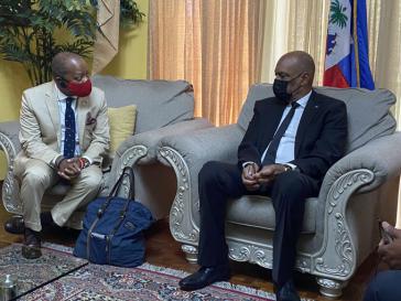 Haitis Premierminister Henry und US-Staatssekretär Robinson (links) in Port-au-Prince