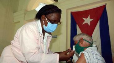 In Kuba versuchen Wissenschaftler:innen und die staatliche Unternehmensgruppe BioCubaFarma, die im Land hergestellten Impfstoffe an die Omikron-Variante des SARS-CoV-2-Virus anzupassen