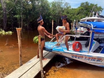 Ankunft von Lebensmittelpaketen der Copime am Rio Negro