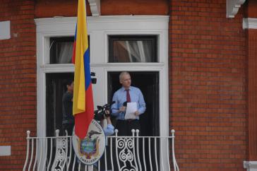 Julian Assange spricht 2012 vom Balkon der ecuadorianischen Botschaft in London