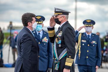 Verteidigungsminister Molano dekorierte Admiral Faller "in Würdigung seiner Arbeit in der Partnerschaft mit Kolumbien" mit einem Orden