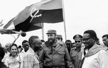 Fidel Castro bei seinem ersten offiziellen Besuch in Angola im März 1977. Rechts im Bild der angolanische Präsident Agosthino Neto