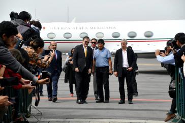 Evo Morales und sein Vize Álvaro García Linera wurden bei ihrer Ankunft in Mexiko von Außenminister Marcelo Ebrard empfangen