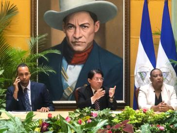 Nicaraguas Außenminister Moncada (Mitte) gab die Entscheidung zum Austritt aus der OAS am Freitag bekannt