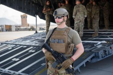 Airforce-Soldaten sichern auf dem Hamid Karzai International Airport die Evakuierung von US-Personal aus Afghanistan