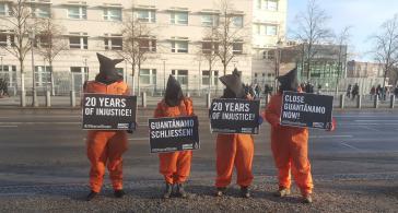 ai-Protest gegen US-Lager Guantanamo mit Overalls