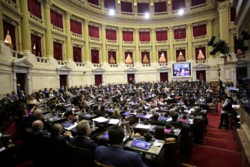 Ein vollbesetzter Kongress in Argentinien bei der Debatte über den neuen Deal mit dem IWF