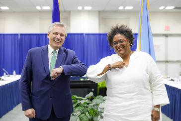 Die Premierministerin von Barbados, Mia Mottley, mit Argentiniens Präsident Alberto Fernández