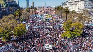 Der Plaza de Mayo, Ort mit Geschichte, wo sich am Freitag wieder zahlreiche Menschen versammelten