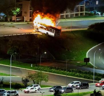 Anhänger:innen von Bolsonaro randalierten am Montag gegen die Festnahme eines Anführers in Brasília