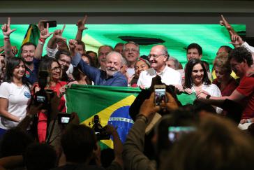 Lula hielt auf der Avenida Paulista im Zentrum von São Paulo seine erste Rede als gewählter Präsident