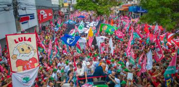 Stark gefährdet, schwer zu schützen: Lula da Silva bei einem Wahlkampfumzug in Belo Horizonte, Minas Gerais