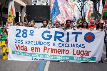 Rio de Janeiro am 7. September: Tausende gingen gegen Hunger und gegen Bolsonaro auf die Straße, während dieser sich an der Copacabana beim Marinemanöver von Anhänger:innen feiern ließ