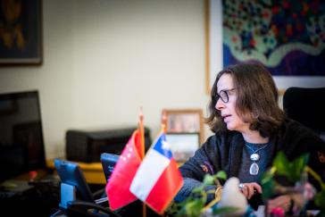 Chiles Außenministerin Antonia Urrejola im Gespräch mit ihrem Amtskollegen der Volksrepublik China, Wang Yi