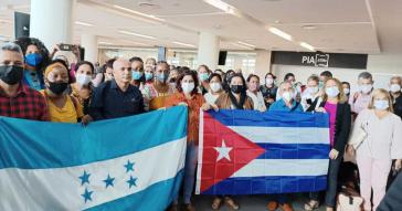 Bei ihrer Ankunft in Honduras begrüßte Bildungsminister Daniel Esponda die kubanische Brigade