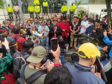 Kundgebung und Pressekonferenz am Dienstag vor dem Gerichtsgebäude in Quito