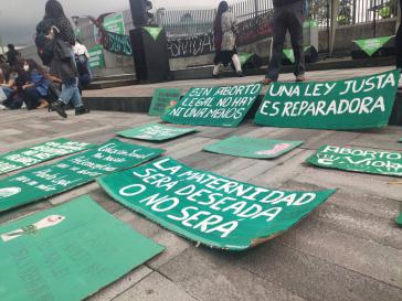 Feministische Gruppen fordern vor dem Parlamentsgebäude die Entkriminalisierung der Abtreibung